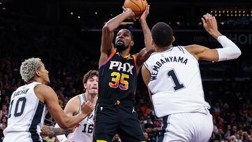 PHOENIX, ARIZONA - OCTOBER 31: Kevin Durant #35 of the Phoenix Suns looks to shoot as Jeremy Sochan #10 and Victor Wembanyama #1 of the San Antonio Spurs defend during the fourth quarter of an NBA game at Footprint Center on October 31, 2023 in Phoenix, Arizona. NOTE TO USER: User expressly acknowledges and agrees that, by downloading and or using this photograph, User is consenting to the terms and conditions of the Getty Images License Agreement.   Mike Christy/Getty Images/AFP (Photo by Mike Christy / GETTY IMAGES NORTH AMERICA / Getty Images via AFP)