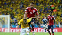 Camilo Z&uacute;&ntilde;iga y Neymar en la jugada que le caus&oacute; la lesi&oacute;n al brasile&ntilde;o en el Mundial de 2014