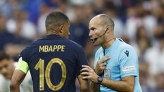 Mateu Lahoz habla con Mbappé.