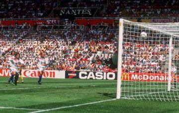 El impresionante tiro libre del 'Coto' Sierra a Camerún en el Mundial de Francia '98.