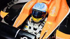 Fernando Alonso subido en su McLaren en Suzuka.