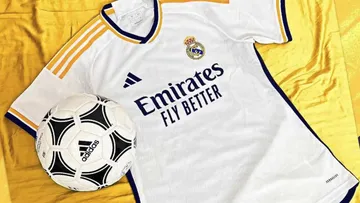 Adidas transmits “elegance” with a design that recovers gold trimming. The crew neck collar also returns and “Hala Madrid!” motif on the neck. Alaba was the master of ceremonies.