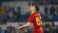 Volpato, jugador de la Roma, celebra su gol contra el Hellas Verona.