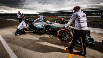 Lorenzo, con su equipo de trabajo de Mercedes en Silverstone.