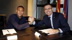 Neymar, en la firma de su renovaci&oacute;n. 