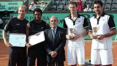 Lukas Dlouhy, Leander Paes, Daniel Nestor, y Nenad Zimonjic, en una foto de archivo tras la final de Roland Garros de 2010.