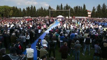 M&aacute;s de 5.000 personas asistieron al funeral del ciclista Michele Scarponi en el campo de deportes de Filottrano, en la regi&oacute;n de Las Marcas.