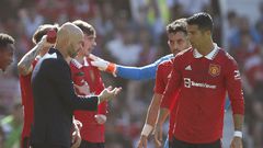 Soccer Football - Pre Season Friendly - Manchester United v Rayo Vallecano - Old Trafford, Manchester, Britain - July 31, 2022 Manchester United manager Erik ten Hag speaks with Manchester United's Cristiano Ronaldo during a drinks break Action Images via Reuters/Ed Sykes