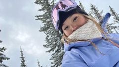 La snowboarder Chloe Kim con m&aacute;scara de nieve y unos &aacute;rboles detr&aacute;s. 