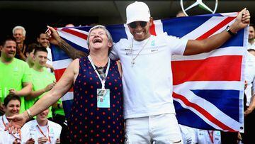 Lewis Hamilton celebra el título con su madre, Carmen Larbalestier.