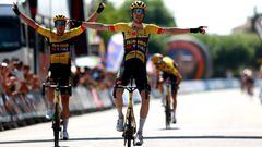 Los ciclistas del Jumbo-Visma Timo Roosen, Edoardo Affini y Chris Harper celebran la victoria del primero en la segunda etapa de la Vuelta a Burgos con final en Villadiego tras una caída masiva en el pelotón.