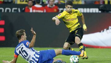 Dortmund&#039;s US midfielder Christian Pulisic and Berlin&#039;s defender Sebastian Langkamp (L) vie for the ball during the German First division Bundesliga football match between Borussia Dortmund and Hertha Berlin in Dortmund, western Germany, on August 26, 2017. / AFP PHOTO / INA FASSBENDER / RESTRICTIONS: DURING MATCH TIME: DFL RULES TO LIMIT THE ONLINE USAGE TO 15 PICTURES PER MATCH AND FORBID IMAGE SEQUENCES TO SIMULATE VIDEO. == RESTRICTED TO EDITORIAL USE == FOR FURTHER QUERIES PLEASE CONTACT DFL DIRECTLY AT + 49 69 650050