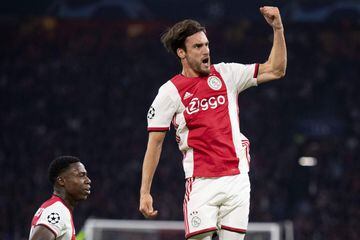 El argentino marcó el gol que puso cifras definitivas en la goleada de 3 por 0 del Ajax sobre el Lille en la primera fecha del grupo H.