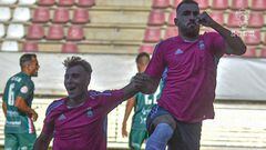 Los jugadores del CF Talavera celebran uno de los dos goles que marcaron en el amistoso que disputaron contra el Zamora el pasado fin de semana.