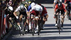 El ciclista eslovaco del equipo Bora Hansgrohe Peter Sagan cierra al ingl&eacute;s del equipo Dimension Data Mark Cavendish durante el esprint final de la 4&ordf; etapa del Tour de Francia.