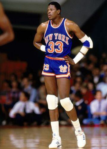 Patrick Ewing, 1986. La camiseta de los Knicks, una de las más vendidas de siempre, tampoco ha cambiado mucho a lo largo de los años. Conserva el azul y el naranja, colores que nunca perderá (esperemos).