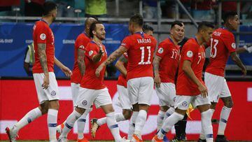 El jugador de la selecciones chilena Jose Pedro Fuenzalida, celebra con sus companeros su gol contra Ecuador.