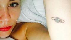Miley Cyrus se tatúa Saturno creyendo que es Júpiter