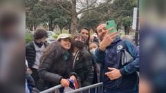 ¡Hasta se sacó una selfie! Así fue recibido Brereton en Inglaterra por hinchas chilenos
