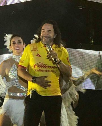 Marco Antonio Solís 'El Buki' con la playera de Monarcas Morelia durante un concierto en Michoacán.
