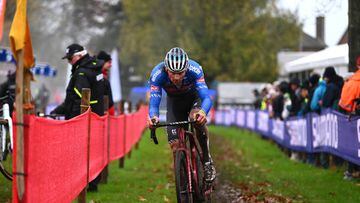 HULST, NETHERLANDS - NOVEMBER 27: Mathieu Van Der Poel of The Netherlands and Team Alpecin-Deceuninck competes during the 7th UCI Cyclo-cross World Cup Hulst 2022 - Men's Elite / #CXWorldCup / on November 27, 2022 in Hulst, Netherlands. (Photo by Luc Claessen/Getty Images)