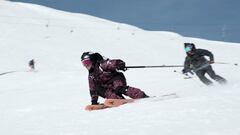 Aymar Navarro esquiando a toda velocidad por las pistas de esquí de Baqueira Beret, con sol y nieve, el sábado 27 de enero del 2024.