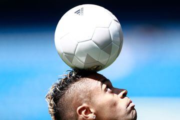 Mariano shows off a skill rarely used in competitive association football matches