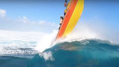 Una ola gigante de Teahupoo coge por sorpresa a un barco taxi, en la imagen pr&aacute;cticamente en vertical sobre la ola rompiendo, cargado de surfistas y fot&oacute;grafos y filmers de surf, el 28 de mayo del 2022. 