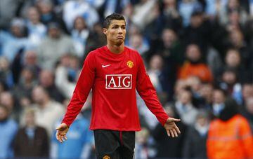 In late 2008, Ronaldo was dismissed against City for a second time, after being booked for a foul on Shaun Wright-Phillips before earning a second yellow for handball.
