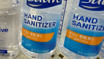 El desinfectante de manos se muestra en una tienda Target durante el brote de la enfermedad por coronavirus (COVID-19) en Encinitas, California, EE. UU., 28 de julio de 2020.