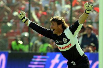 Ostenta el récord de minutos sin recibir gol en el fútbol mexicano con 772 minutos. Se trata del futbolista que más títulos de liga logró con los escarlatas, seis campeonatos. Fue clave para el título que logró Toluca ante Cruz Azul en el Apertura 2008.