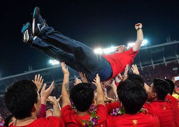 Scenes | Players of Guangzhou Evergrande lift up their head coach Luiz Felipe Scolari.