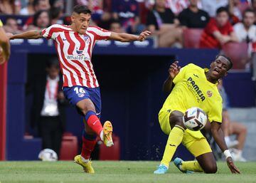 Atletico Madrid's Argentine defender Nahuel Molina (L) vies with Villarreal's Senegalese forward Nicolas Jackson during the Spanish League football match between Club Atletico de Madrid and Villarreal at the Wanda Metropolitano stadium in Madrid on August 21, 2022. (Photo by Thomas COEX / AFP)