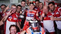 KUALA LUMPUR, MALAYSIA - OCTOBER 29:  Jorge Lorenzo of Spain and Ducati Team  celebrates the second place with team in box at the end of the MotoGP race during the MotoGP Of Malaysia - Race at Sepang Circuit on October 29, 2017 in Kuala Lumpur, Malaysia.  (Photo by Mirco Lazzari gp/Getty Images)