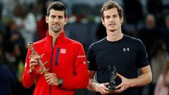 Novak Djokovic y Andy Murray posan con los trofeos de campe&oacute;n y subcampe&oacute;n del Mutua Madrid Open de 2016.