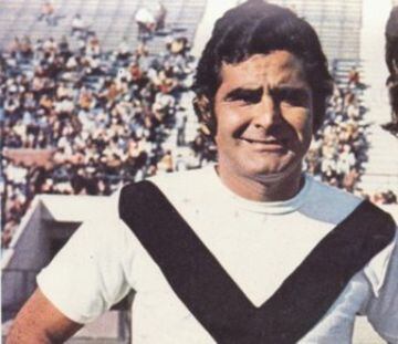 Afamado wing uruguayo que llegó a Santiago Morning en 1975, luego de jugar tres Mundiales (1962, 1970 y 1974). Ganó la Libertadores con Peñarol y Nacional y jugó por Barcelona de España entre 1962 y 1964.