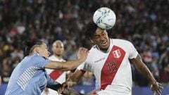 Renato Tapia cabecea el bal&oacute;n delante de Darwin N&uacute;&ntilde;ez durante el partido entre Uruguay y Per&uacute;. 