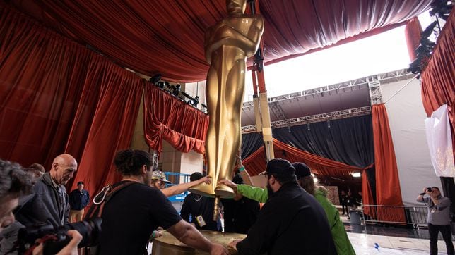How much does an Oscars trophy cost and what is it made of?