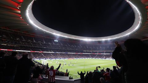 La afición rojiblanca celebra un gol del Atlético durante un partido en el Metropolitano.