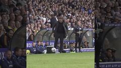 Vídeo: Entrenador del Leeds United baja balón a un toque durante un juego y se vuelve viral