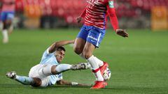 Jeison Murillo se lanza al suelo para cortar el bal&oacute;n ante el tambi&eacute;n colombian Luis Su&aacute;rez durante el partido entre el Granada y el Celta.