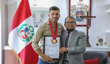 Bernardo Cuesta fue distinguido con el diploma y la medalla del deporte por parte de la Municipalidad Provincial de Arequipa, en el 2019.