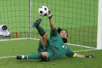 Buffon le para un penalti a Mutu (Ruman&iacute;a) en la Eurocopa 2008.