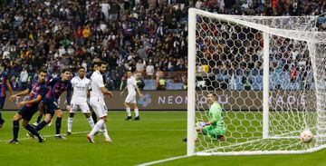 Benzema aprovechó un balón suelto en el área para anotar el 1-3.