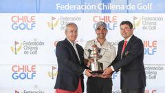Felipe Aguilar con su nuevo trofeo.