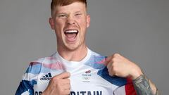 James Jones señalándose su camiseta del equipo olímpico de Gran Bretaña de BMX Freestyle.