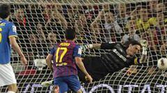 <b>EL PRIMERO. </b>Messi ejecuta de manera magistral un lanzamiento de falta que, tras rozar la cabeza de Forlín, acaba superando a Cristian.