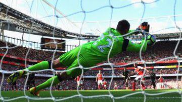Mignolet guess correctly to parry Walcott's spot-kick