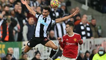 Newcastle United&#039;s English midfielder Jacob Murphy (L) vies with Manchester United&#039;s Portuguese defender Diogo Dalot (R) during the English Premier League football match between Newcastle United and Manchester United at St James&#039; Park in Ne