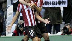 El centrocampista del Athletic de Bilbao &Oacute;scar De Marcos Arana celebra con su compa&ntilde;ero, Andoni Iraola (d) el gol marcado ante el Sevilla, el primero del equipo, durante el partido correspondiente a la und&eacute;cima jornada de Primera Divi